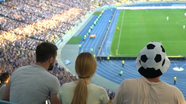 Amigos Felizes Com Gol Marcado Saltar Para Cima Estádio Torcendo — Vídeo de Stock