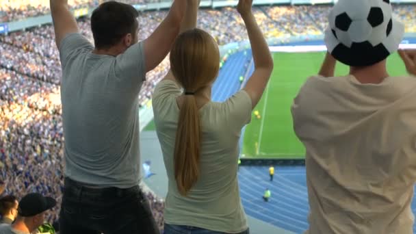 Fußballfans Die Sich Umarmen Und Springen Den Sieg Der Favorisierten — Stockvideo