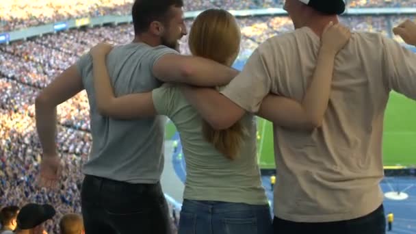 Fãs Futebol Masculino Pulando Beijando Menina Estádio Feliz Por Gol — Vídeo de Stock