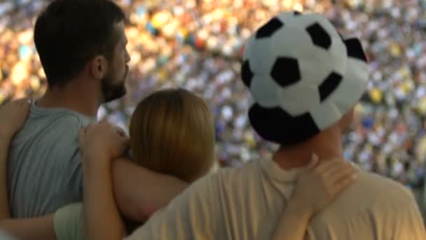 Fãs Futebol Pulando Estádio Torcendo Pela Seleção Nacional Câmera Lenta — Vídeo de Stock