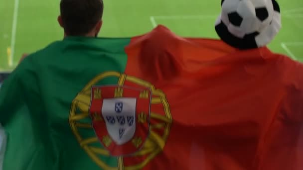 A portugál szurkolók zászló, ugrás, és nézni a játékot a stadium, lassú mo