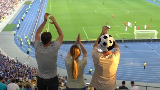 Fãs Futebol Batendo Palmas Celebrando Gol Vitória Vitória Equipe Favorita — Vídeo de Stock