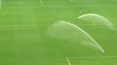 Futbol sahası sulanan maç sonrası bakım Stadı çim, ağır çekim