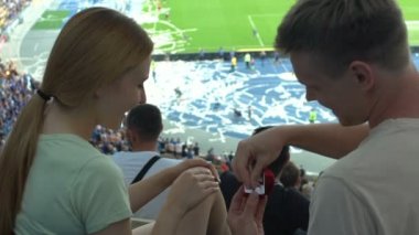 Adam kız Stadyumu, hayat arkadaşı ve ortak çıkarları için teklif yapma