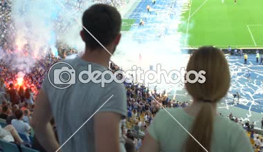 Futbol Stadı'nda ateşe standları ve tuvalet kağıdı atmak hayranları boykot