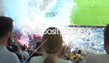 Futbol hayranları protesto maç, standları, duman, uyuşuk tribünler ateşe