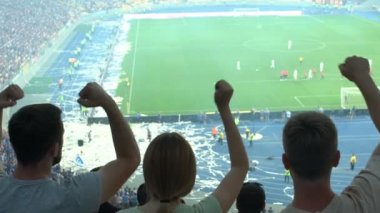 Penaltı atışları sırasında ilahi ve destekleyici Milli takım futbol hayranları