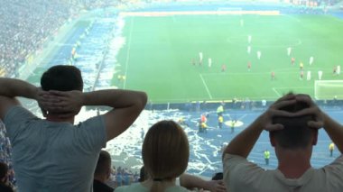 Futbol hayranları oyunu, umutsuz duygular, uyuşuk gösterilen kaybetme ile sinirli