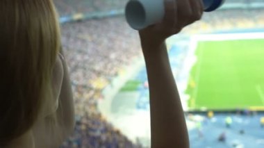 Kız futbol takımı ile fan boynuz, tezahürat kutluyor gol gol, ağır çekim