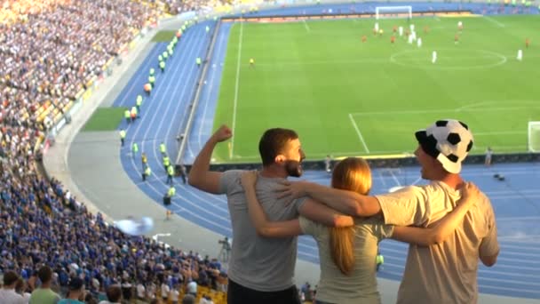 男朋友为足球队加油 为夺冠而高兴 亲吻女孩 — 图库视频影像