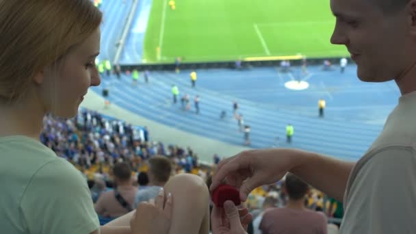 Romántica Propuesta Matrimonio Durante Partido Fútbol Agradable Sorpresa Slow — Vídeo de stock