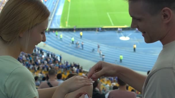 Holka Řekne Ano Sňatku Během Fotbalového Zápasu Romantické Překvapení — Stock video