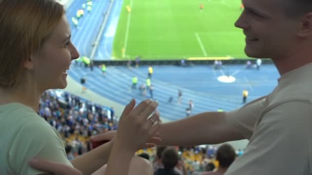 Ζευγάρι Στην Αγάπη Αγκαλιάζει Κατά Διάρκεια Ποδοσφαιρικού Αγώνα Κορίτσι Δαχτυλίδι — Αρχείο Βίντεο