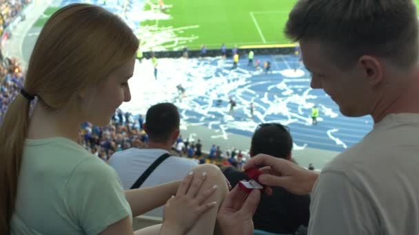 サッカーの試合 ロマンチックな瞬間のスローモーション中に女の子に提案を作って彼氏 — ストック動画
