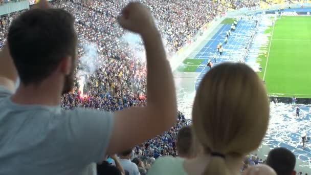Przyjaciele Obejrzeć Mecz Piłkarski Stadionie Fani Podpalili Stoi Tle — Wideo stockowe