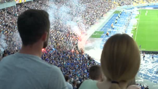 Protesteren Tegen Voetbalveld Fans Brand Staat Gooi Papier Veld Gestoken — Stockvideo