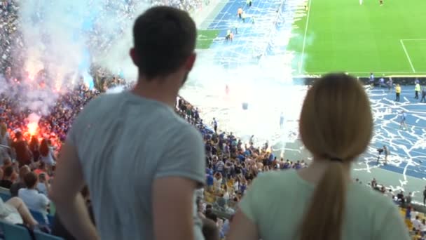 Boycot Voetbalstadion Fans Instellen Vuur Aan Staat Gooi Papier — Stockvideo