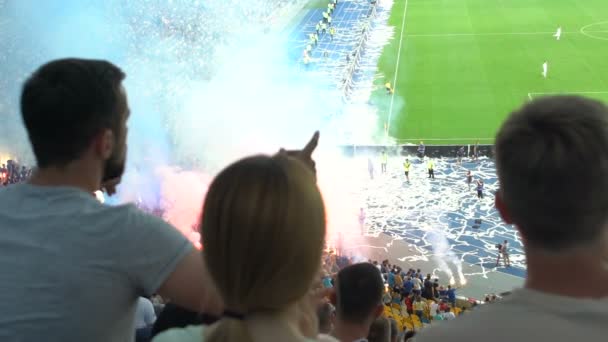 不当な判決のためのサッカー試合中にスタンドで暴動 ファンは 火を設定します — ストック動画