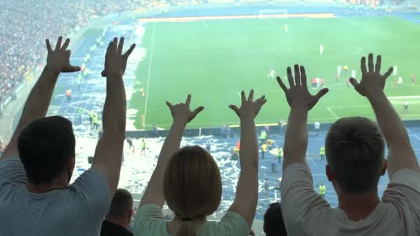 Fãs Futebol Apertando Dedos Apoiando Equipe Nacional Durante Pênalti — Vídeo de Stock