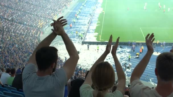 Grupp Fans Som Klappar Händerna Stödja Fotboll Stadion Långsamma — Stockvideo