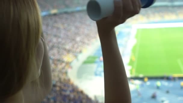 Chica Animando Equipo Fútbol Con Cuerno Fan Celebrando Gol Anotado — Vídeos de Stock