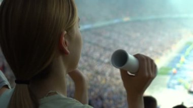 Kadın destekçisi fan boynuz, futbol oyun, heyecanlı üfleme gol kutluyor