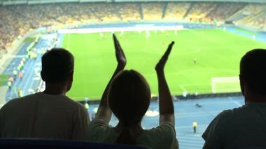 Kadın fan eller Futbol stadyumunda arkadaş grubu maçı izlerken, alkışlar