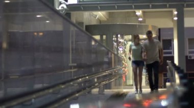 Genç çift, sevinçle alışveriş merkezinde çalışan kaygısız ilişkileri, flört