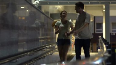 Mutlu çift yürüyüş Alışveriş Merkezi, neşeli ve kaygısız gençlik, uyuşuk