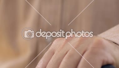 Yalnız yaşlı adam bankta oturan, onun çubuğa yaslanmış ve hayat hakkında düşünme