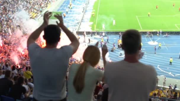 Fußballfans Applaudieren Nach Spielende Auf Der Tribüne Hintergrund Werden Fackeln — Stockvideo