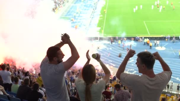 非常に幸せなフットボールのファンは勝利を祝って 火災を背景に設定します — ストック動画