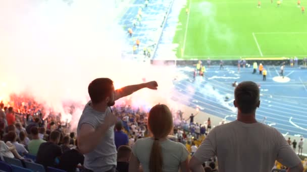 Fotbollsfans Visa Gest För Mål Adrenalin Och Känslor När Laget — Stockvideo