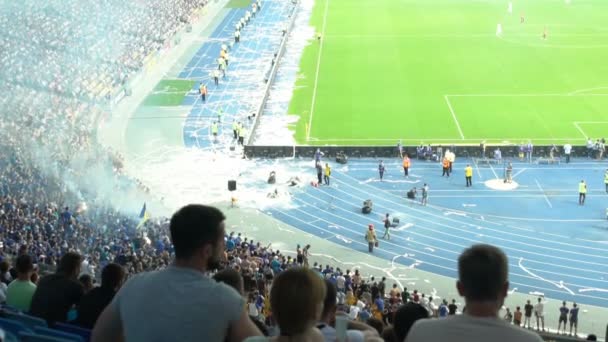 看比赛的足球迷 电影摄制组和警卫站在足球场周围 — 图库视频影像