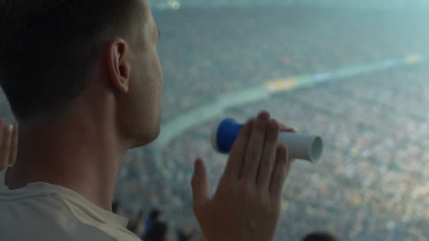 Manliga Anhängare Blåser Fläkten Horn Glada Med Fotbollsmatch Firar Målet — Stockvideo