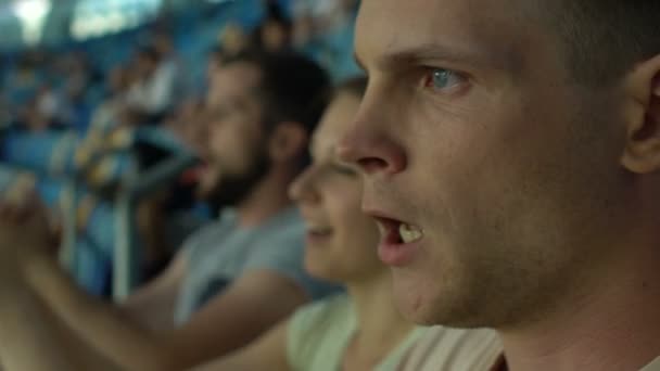 足球迷鼓掌的特写镜头 在体育场和朋友一起看比赛 慢镜头 — 图库视频影像