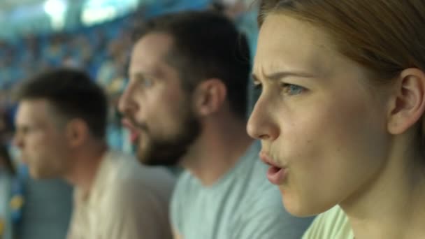 Vrouwelijke Fan Gejoel Stadium Ontevreden Met Potje Voetbal Spelers Closeup — Stockvideo