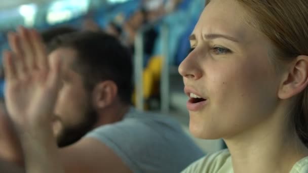 Ragazza Eccitata Guarda Partita Calcio Uno Stadio Applaude Preoccupa Squadra — Video Stock