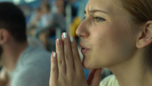 女子ファンはスポーツゲームやレースの心配 迷信を祈ります 顔を閉じて — ストック動画