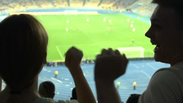 Guy Kiss Spontant Flicka Med Lycka Efter Målet Gjorts Fotbollsmatch — Stockvideo
