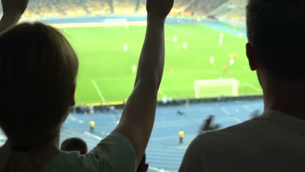 Coppia Gioire Vittoria Partita Calcio Positivo Adrenalina Durante Gioco — Video Stock