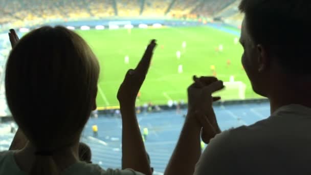 Couple Applaudissements Pendant Match Football Émotions Positives Regardant Match — Video