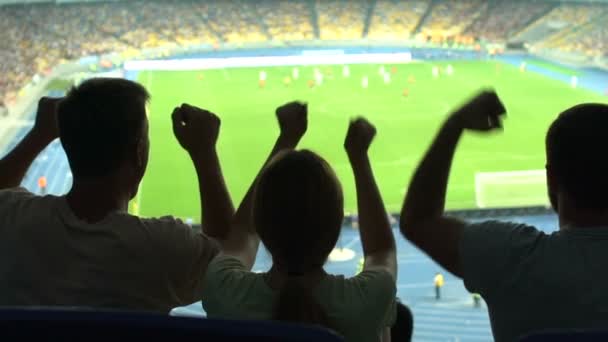 Futbol Maçında Gol Sonra Iki Erkek Arkadaş Kız Mutluluk Ile — Stok video