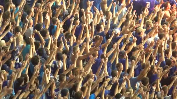 乌克兰基辅 2018年9月 体育场足球比赛 男性足球支持者举手之劳 组织鼓掌 为国家队加油助威 — 图库视频影像