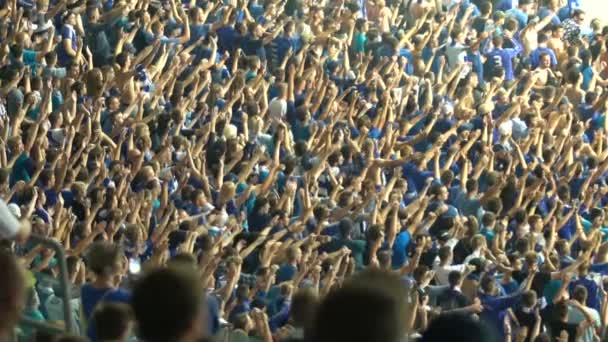 キエフ ウクライナ 2018年 月年頃 スタジアムでサッカーの試合 全国代表チームのために応援の手をたたくのサッカーファンの整頓されていたグループ — ストック動画