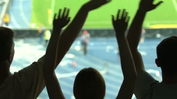 Gli Appassionati Sport Salutano Mani Sostengono Squadra Nazionale Divertono Insieme — Video Stock