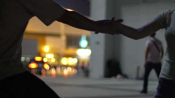 Молодая Пара Танцует Фоне Ночного Города Романтическое Свидание Отношения — стоковое видео