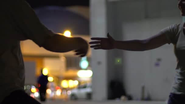 Chica Bailando Coqueteando Con Chico Ciudad Noche Momento Romántico Afecto — Vídeos de Stock