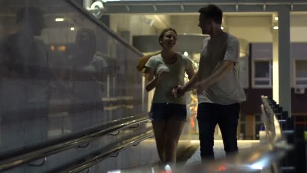 ショッピング センター うれしそうな のんきな青年 スローモーションで歩く幸せなカップル — ストック動画