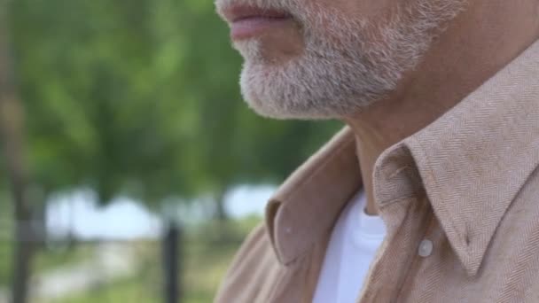 Yüzünü Dokunaklı Yalnız Bankta Oturan Hayat Hakkında Düşünme Üzgün Yaşlı — Stok video